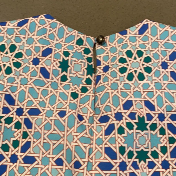 Modern print silk top. Fitted at waist. Flattering and cute!! - Picture 6 of 6